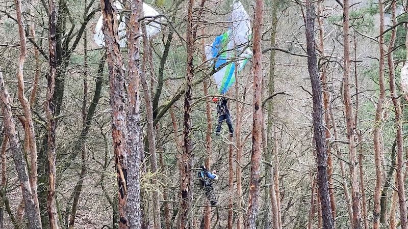 Paraglidista visel na stromě u trampské osady u Prahy, zasahoval vrtulník